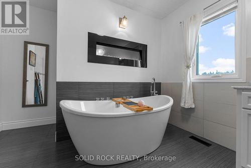 86 Township Park Road, North Algona Wilberforce, ON - Indoor Photo Showing Bathroom