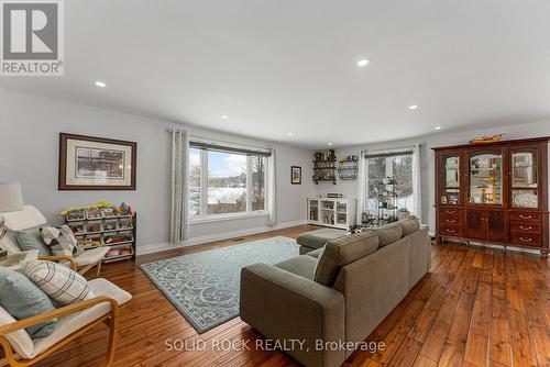 86 Township Park Road, North Algona Wilberforce, ON - Indoor Photo Showing Living Room