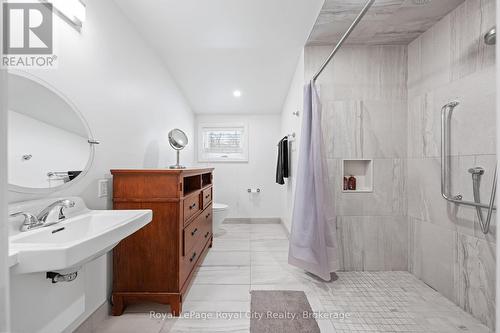 138 Arthur Street N, Guelph (St. George'S), ON - Indoor Photo Showing Bathroom