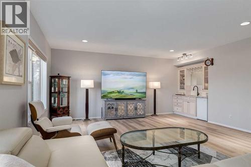 79 Discovery Ridge Park Sw, Calgary, AB - Indoor Photo Showing Living Room