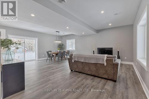 32 Wilson Street, Laurentian Hills, ON - Indoor Photo Showing Living Room