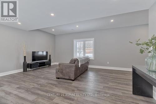 32 Wilson Street, Laurentian Hills, ON - Indoor Photo Showing Living Room
