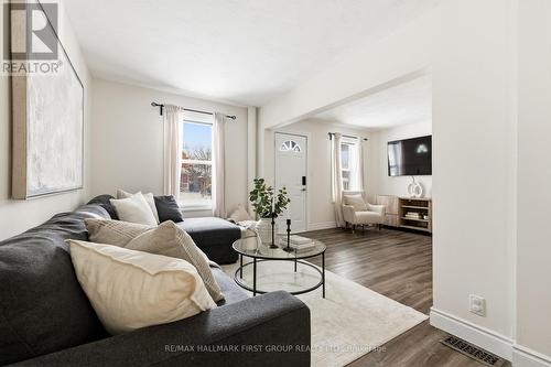 325 Elgin Street W, Oshawa, ON - Indoor Photo Showing Living Room