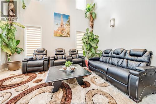 460 Shoreview Circle, Windsor, ON - Indoor Photo Showing Living Room