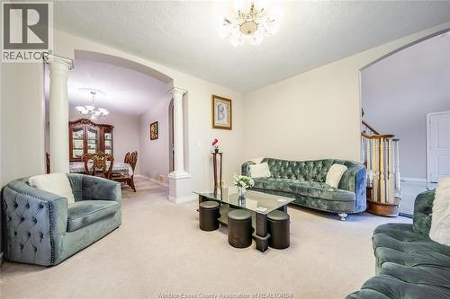 460 Shoreview Circle, Windsor, ON - Indoor Photo Showing Living Room