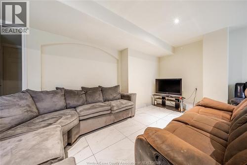 460 Shoreview Circle, Windsor, ON - Indoor Photo Showing Living Room