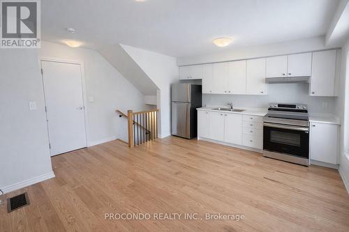 5925 Saigon Street, Mississauga, ON - Indoor Photo Showing Kitchen