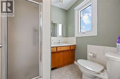 8108 Hillsboro Road, Plympton-Wyoming, ON - Indoor Photo Showing Bathroom