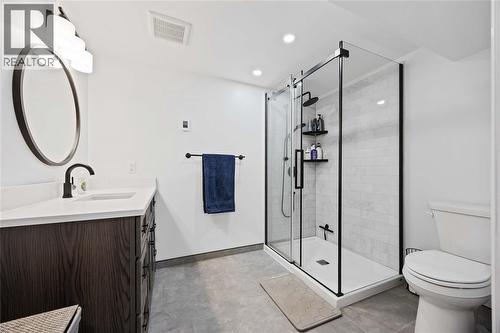 8108 Hillsboro Road, Plympton-Wyoming, ON - Indoor Photo Showing Bathroom