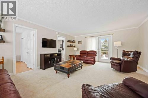 8108 Hillsboro Road, Plympton-Wyoming, ON - Indoor Photo Showing Living Room