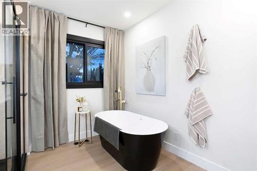 2416 Palliser Drive Sw, Calgary, AB - Indoor Photo Showing Bathroom