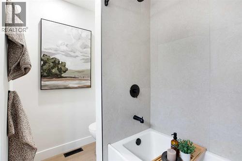 2416 Palliser Drive Sw, Calgary, AB - Indoor Photo Showing Bathroom