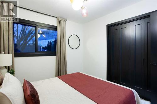 2416 Palliser Drive Sw, Calgary, AB - Indoor Photo Showing Bedroom