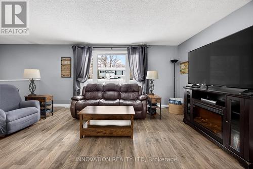 15 Henderson Street, Carleton Place, ON - Indoor Photo Showing Living Room
