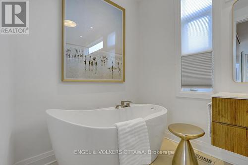 Soaker tub in Primary ensuite bath - 449 Edison Avenue, Ottawa, ON - Indoor Photo Showing Bathroom