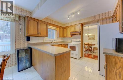 32 Brookview Court, Kitchener, ON - Indoor Photo Showing Kitchen