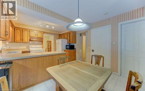 32 Brookview Court, Kitchener, ON - Indoor Photo Showing Kitchen