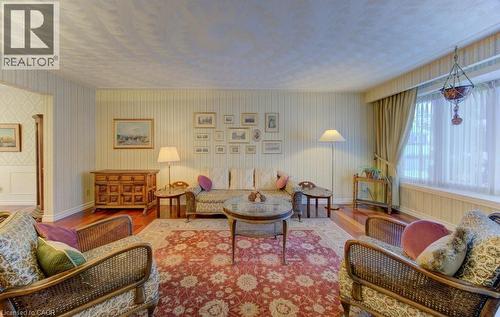 32 Brookview Court, Kitchener, ON - Indoor Photo Showing Living Room