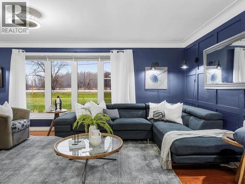 3438 Manning, Tecumseh, ON - Indoor Photo Showing Living Room