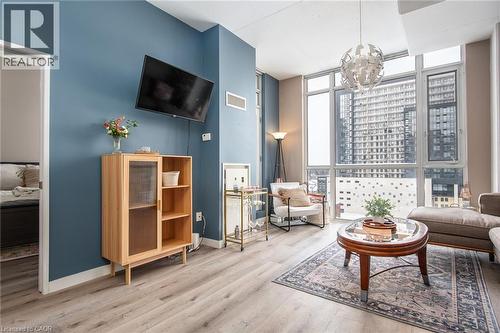 191 King Street S Unit# 702, Waterloo, ON - Indoor Photo Showing Living Room
