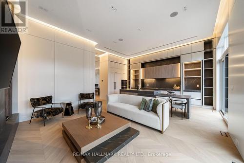 167 Parkhurst Boulevard, Toronto, ON - Indoor Photo Showing Living Room