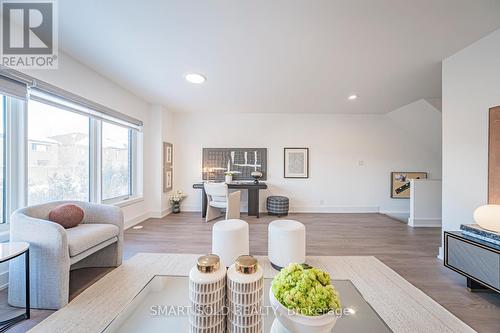 22 Chestnut Court, Aurora, ON - Indoor Photo Showing Living Room