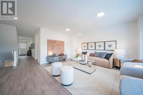 22 Chestnut Court, Aurora, ON - Indoor Photo Showing Living Room