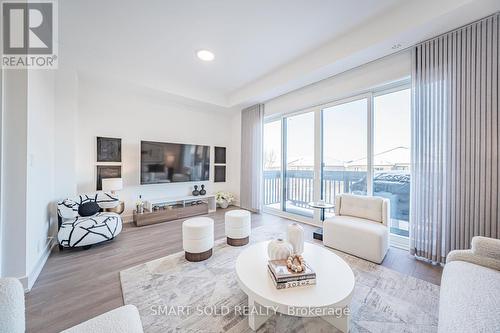 22 Chestnut Court, Aurora, ON - Indoor Photo Showing Living Room