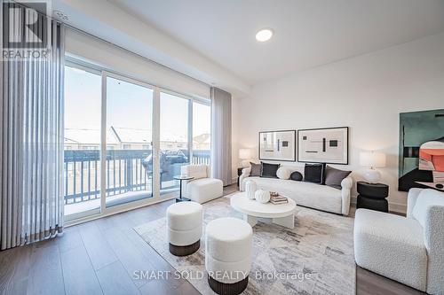 22 Chestnut Court, Aurora, ON - Indoor Photo Showing Living Room
