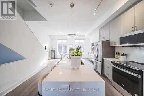22 Chestnut Court, Aurora, ON - Indoor Photo Showing Kitchen