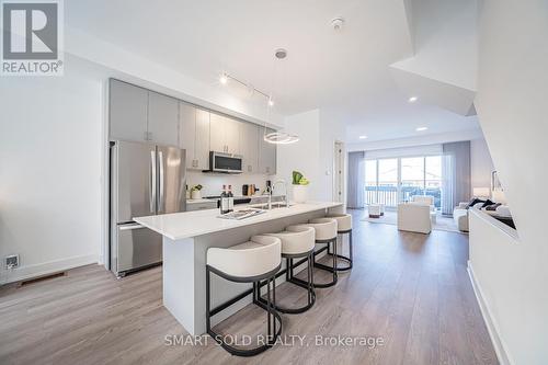 22 Chestnut Court, Aurora, ON - Indoor Photo Showing Kitchen With Upgraded Kitchen
