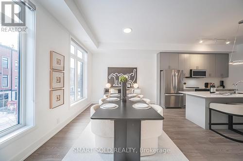 22 Chestnut Court, Aurora, ON - Indoor Photo Showing Kitchen