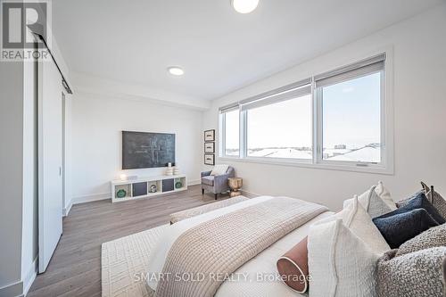22 Chestnut Court, Aurora, ON - Indoor Photo Showing Bedroom