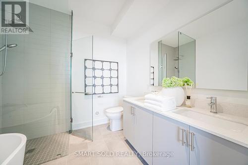 22 Chestnut Court, Aurora, ON - Indoor Photo Showing Bathroom