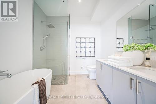 22 Chestnut Court, Aurora, ON - Indoor Photo Showing Bathroom
