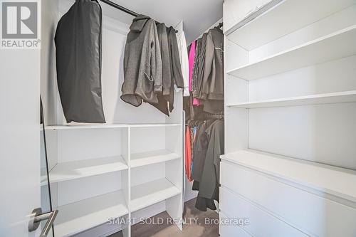 22 Chestnut Court, Aurora, ON - Indoor With Storage