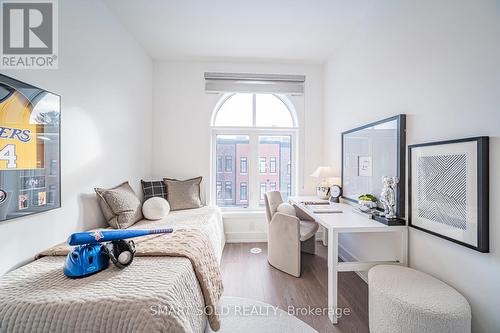 22 Chestnut Court, Aurora, ON - Indoor Photo Showing Bedroom