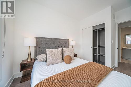 22 Chestnut Court, Aurora, ON - Indoor Photo Showing Bedroom