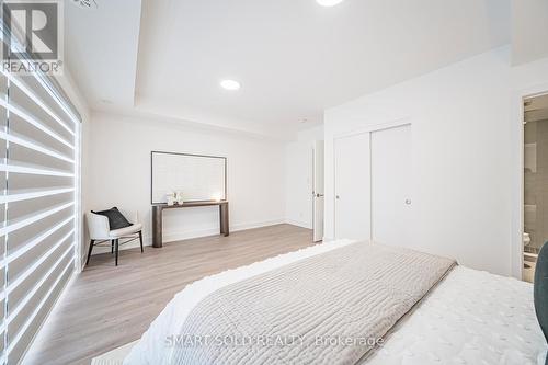 22 Chestnut Court, Aurora, ON - Indoor Photo Showing Bedroom