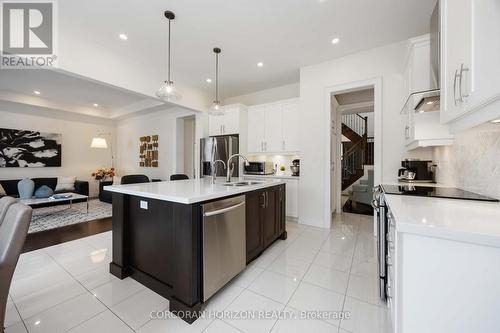 33 Kylemount Court, Vaughan, ON - Indoor Photo Showing Kitchen With Upgraded Kitchen