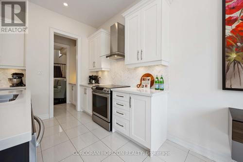 33 Kylemount Court, Vaughan, ON - Indoor Photo Showing Kitchen With Double Sink With Upgraded Kitchen