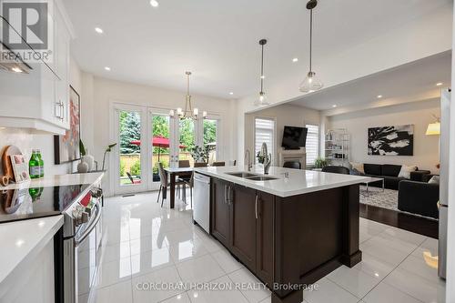 33 Kylemount Court, Vaughan, ON - Indoor Photo Showing Kitchen With Double Sink With Upgraded Kitchen