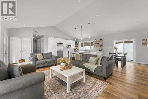 346 Foresters Falls Road, Whitewater Region, ON - Indoor Photo Showing Living Room