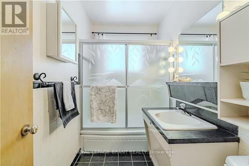 35 Forsythe Avenue, Brantford, ON - Indoor Photo Showing Bathroom