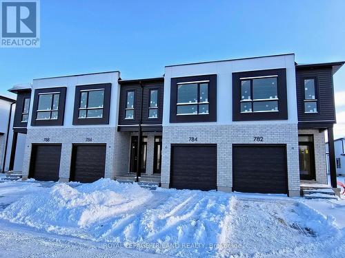 782 Banyan Lane, London North (North E), ON - Outdoor With Facade