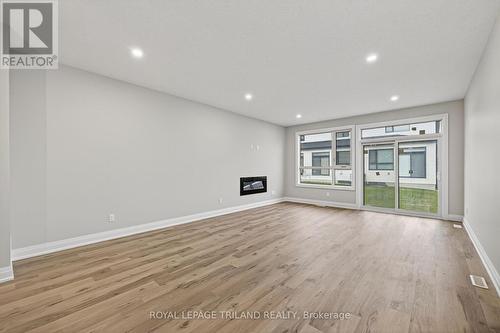 782 Banyan Lane, London North (North E), ON - Indoor With Fireplace