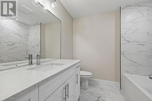 782 Banyan Lane, London North (North E), ON - Indoor Photo Showing Bathroom
