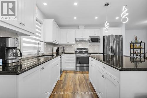 Main Floor: Beautiful Kitchen - 280 Peter Street S, Chatham-Kent (Bothwell), ON - Indoor Photo Showing Kitchen With Upgraded Kitchen
