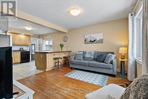 7637 Wellington Road 7, Mapleton, ON - Indoor Photo Showing Living Room