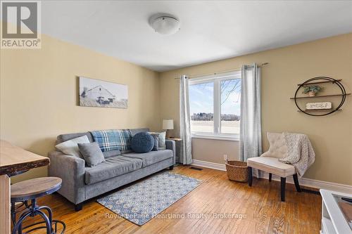 7637 Wellington Road 7, Mapleton, ON - Indoor Photo Showing Living Room